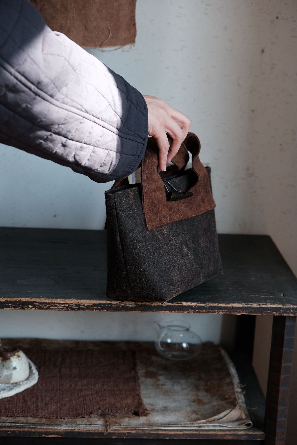 Detailed stitching craftsmanship on Xiangyunsha leather handbag