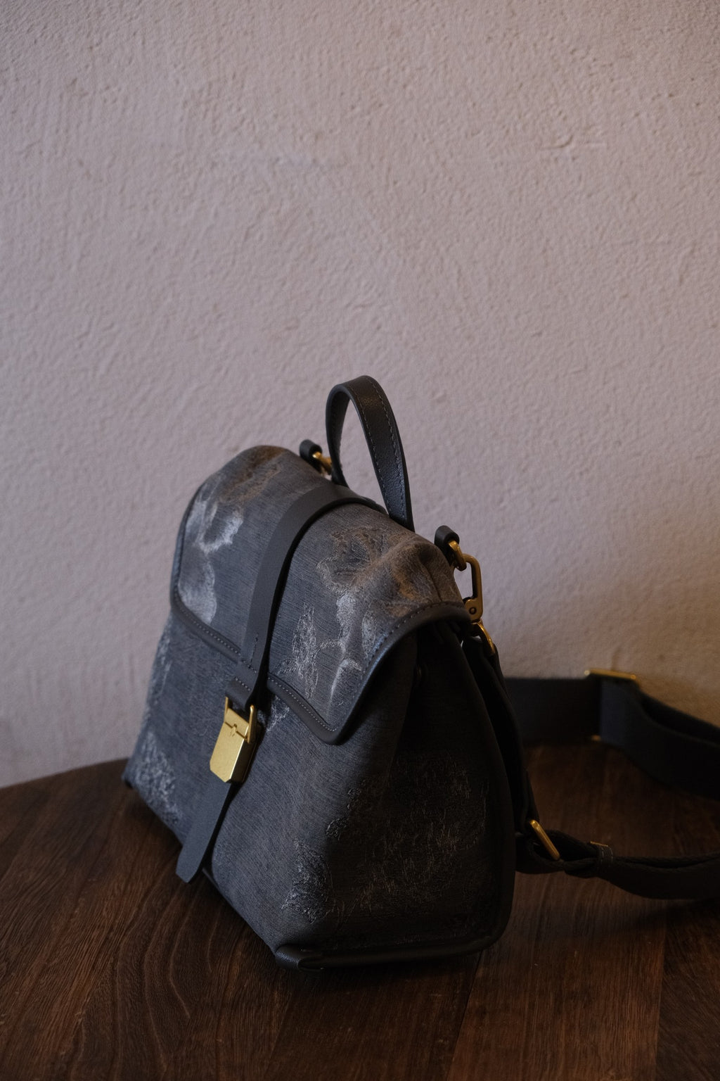 Left side view, genuine cowhide trim Xiangyunsha multi‑way satchel bag