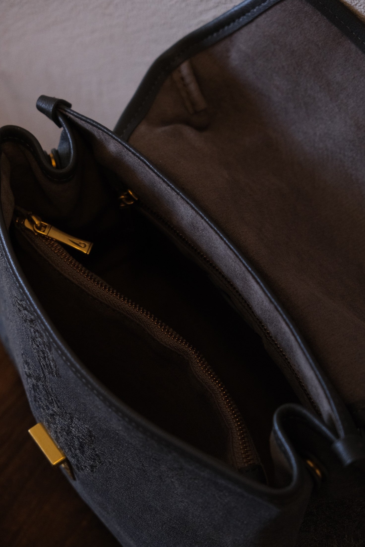 	Open bag view, interior compartment and lining capacity display