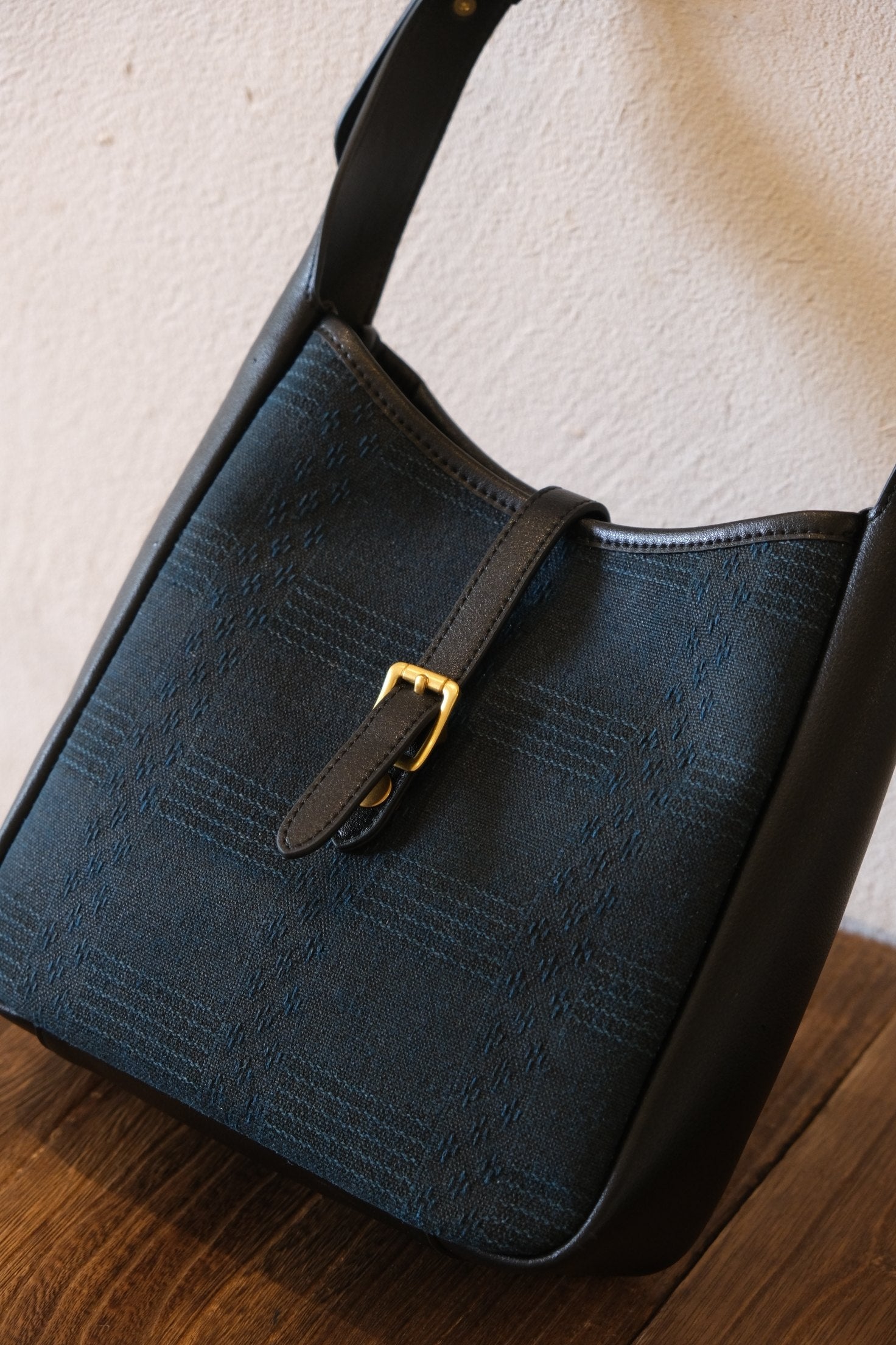 Left side view, genuine cowhide trim Xiangyunsha hobo shoulder bag
