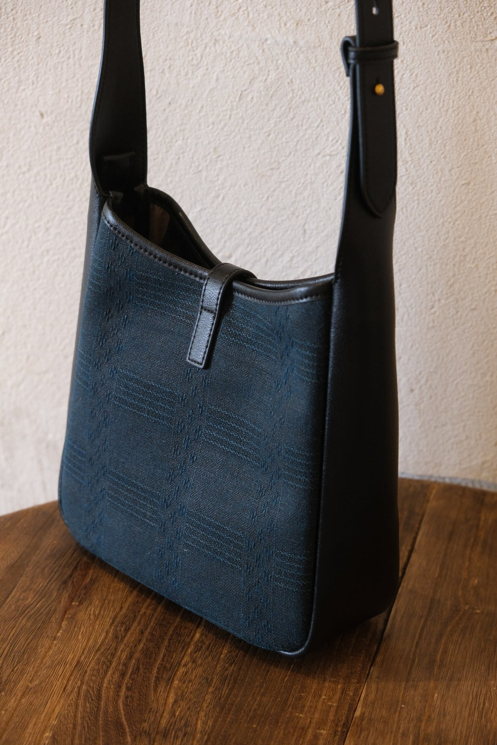 Right side view, adjustable leather strap Xiangyunsha underarm bag