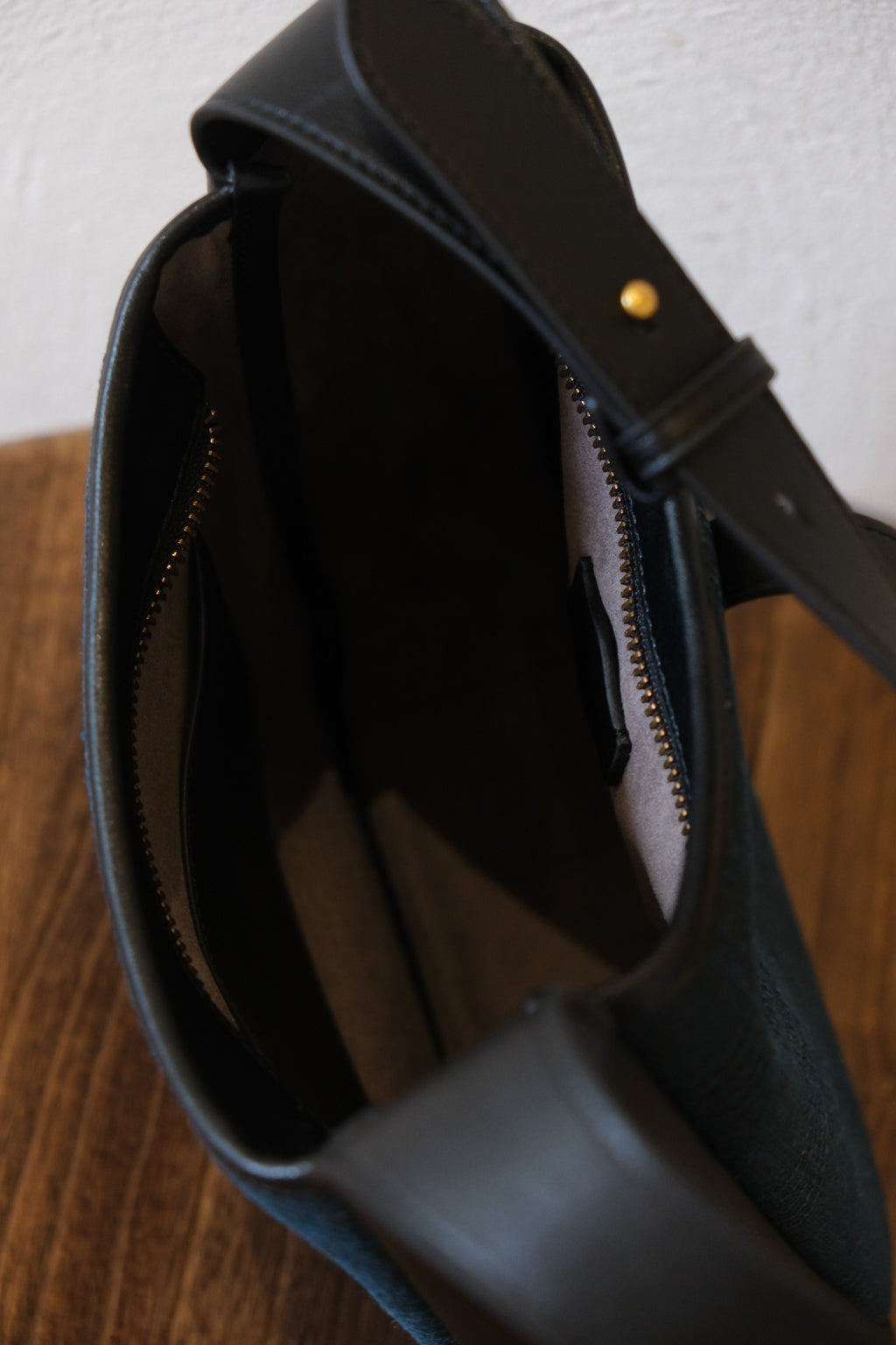 	Open bag view, interior capacity and lining display