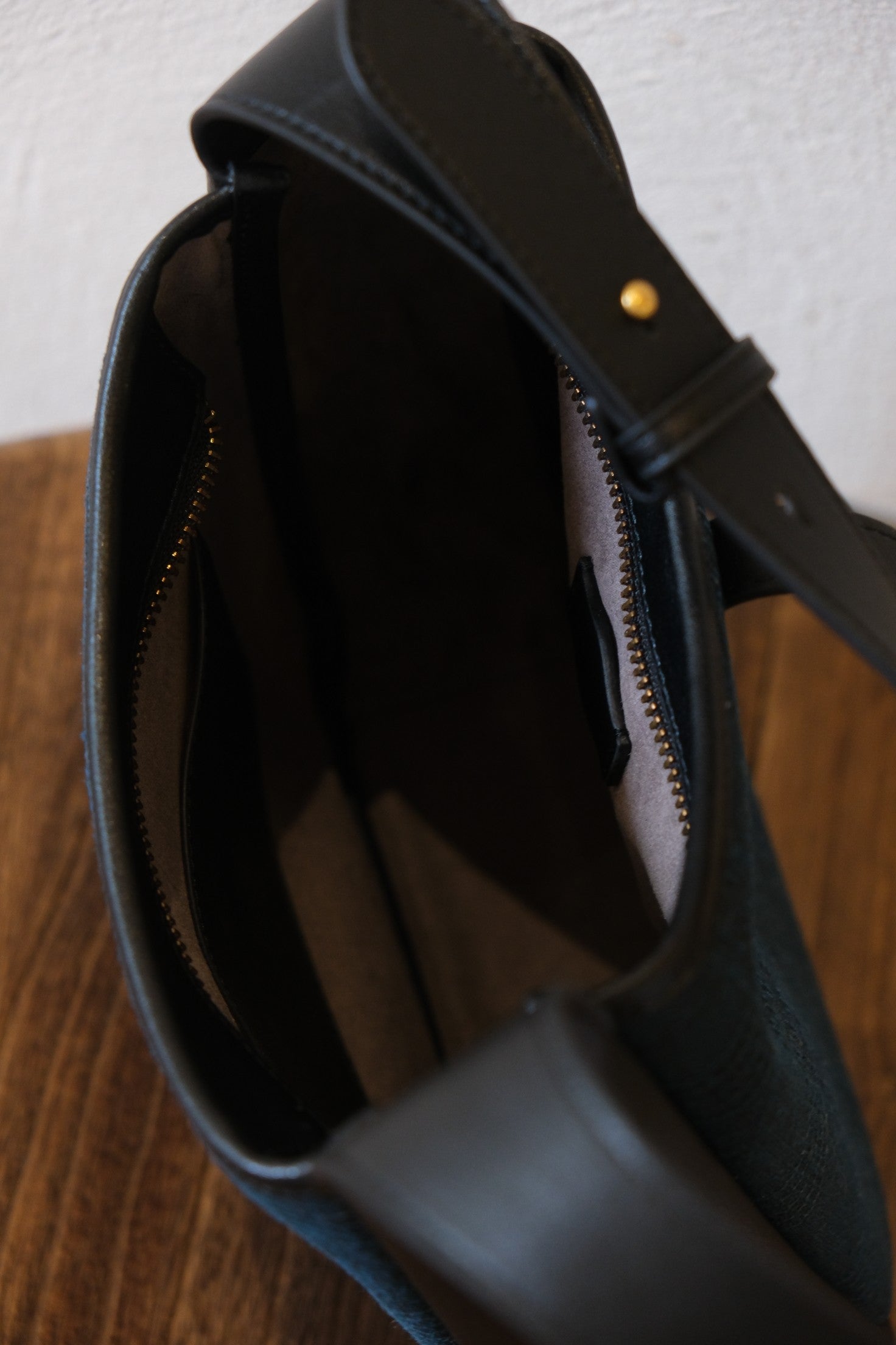 	Open bag view, interior capacity and lining display